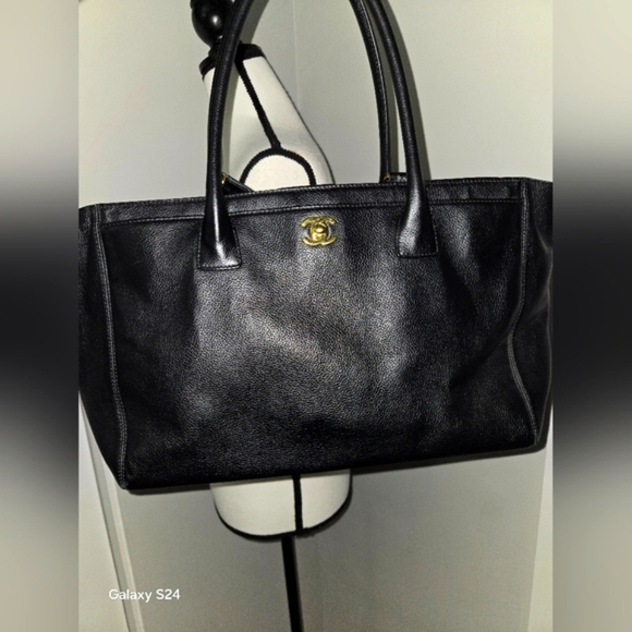 Chanel Black Executive Leather Tote Bag - Picture 4 of 8